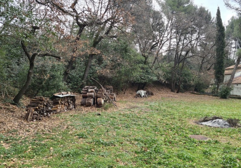 Terrain constructible à Aubagne surface 500m2 et 100m2 habitable constructible