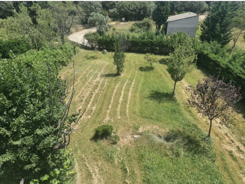 Magnifique terrain à vendre dans un secteur paisible avec vue dégagée de 677m² sur la commune de Pourrières