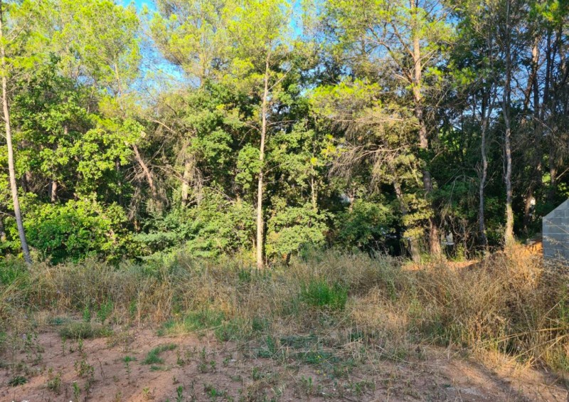 Terrain sur la commune de Pourrieres superficie de 800m2 proche d’Aix en Provence