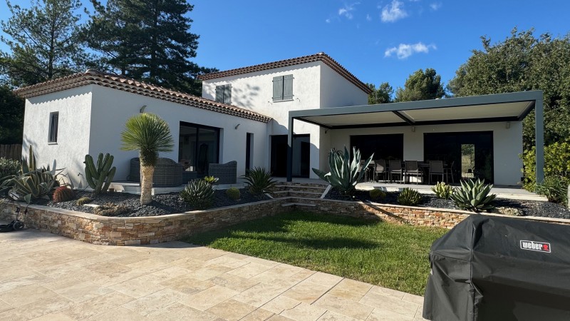 Villa d’Architecte à Auriol : L’Élégance du Traditionnel Réinventée avec un Design Contemporain conforme RE2020, climatisation Gainable Airzone 

