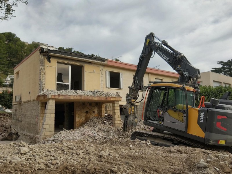 Construction d'une bastide de 160m2 sur 2 niveaux avec garage intégré et corniche sur la commune d'Auriol